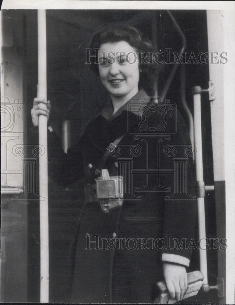 1945 Press Photo Londons Most Beautiful Clippie Cynthia Churchill - Historic Images