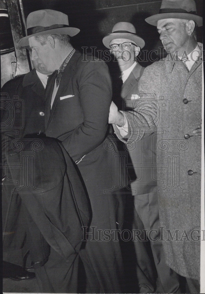 1957 Press Photo Martin Freeney,bank robber,escorted by Marshals from train - Historic Images