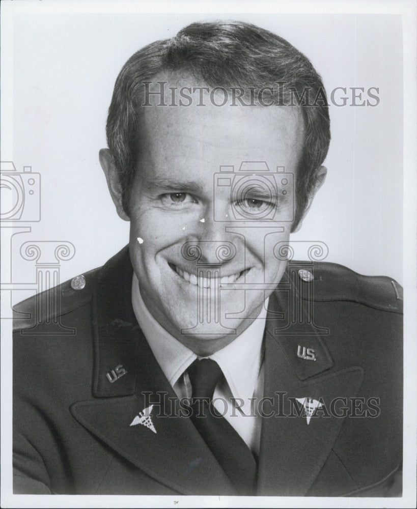 1976 Press Photo Actor Mike Farrell in a film role - Historic Images