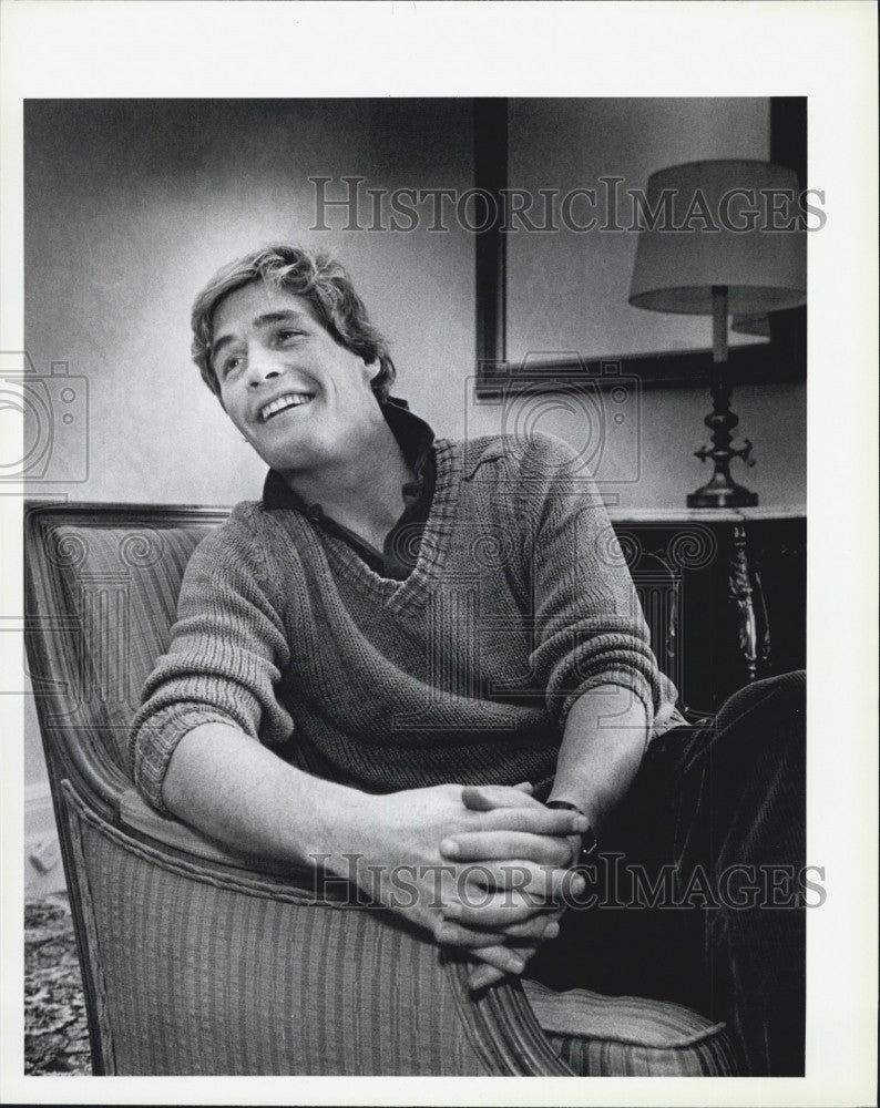 1983 Press Photo Actor Shea Farrell talks  to reporter - Historic Images