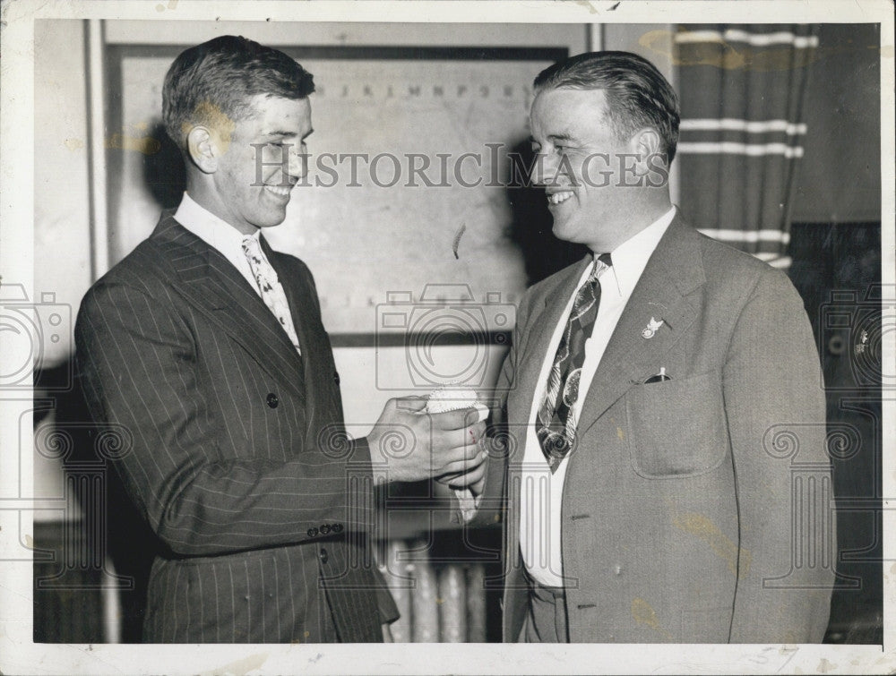 1943 Press Photo Joe Fiore presents autographed baseball to Mayor Harold Palmer - Historic Images