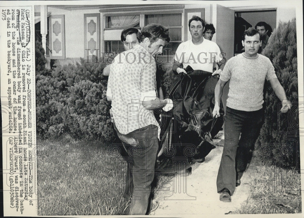 1973 Press Photo Body of Mark Matson removed from house in Miami - Historic Images