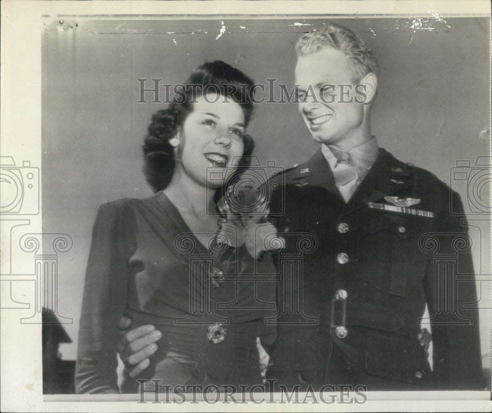 1943 Press Photo Capt Roy Johnson,US Army Flier with date Betty Kramer - Historic Images