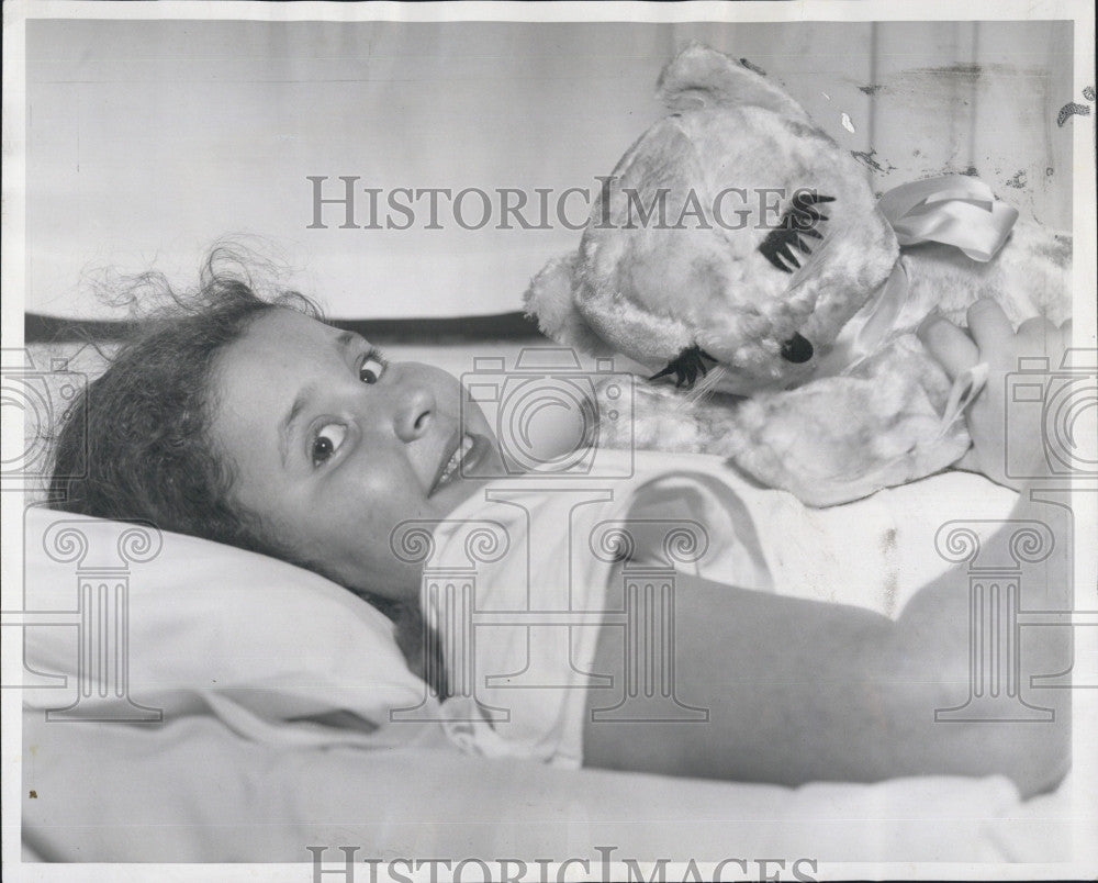 1957 Press Photo Barbara Loudani content with Felix the Cat in hospital - Historic Images