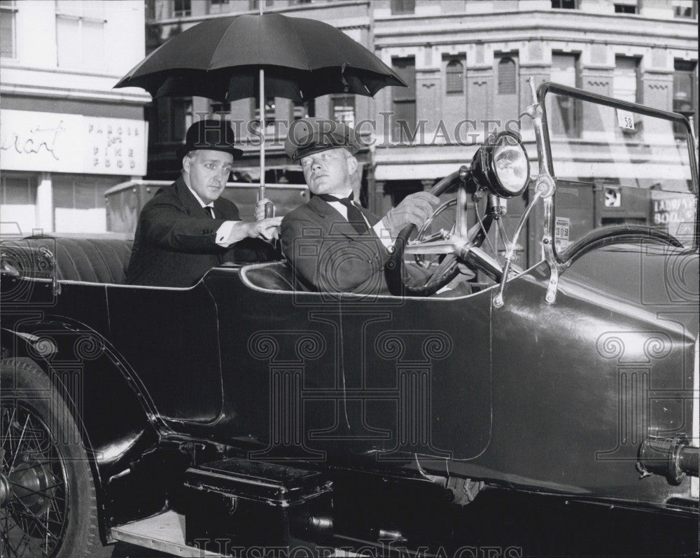 1958 Press Photo Reddy Wade &amp; chauffer J Whittall in a 1915 Stutz Bulldog car - Historic Images