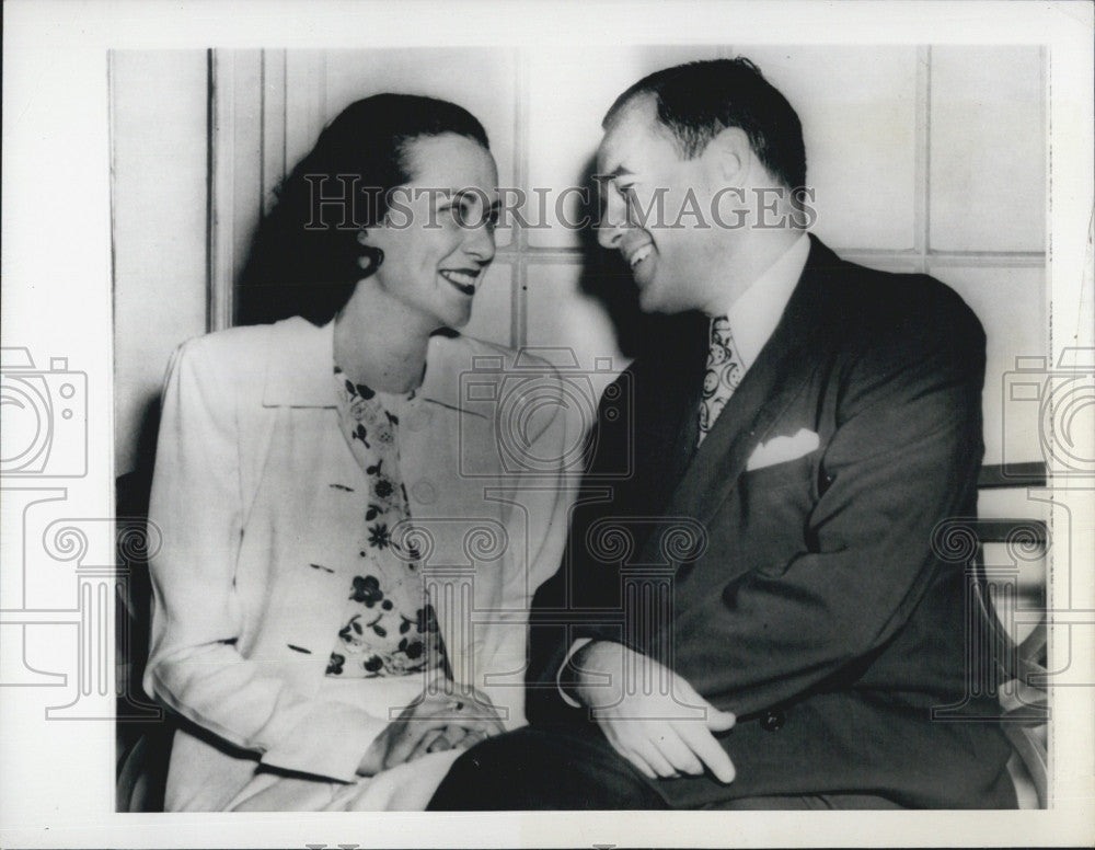 1948 Press Photo Mrs. Dorothy Vredenburgh and Sen. J. Howard McGrath - Historic Images