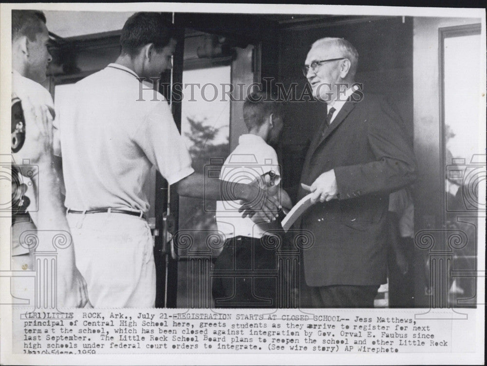 1959 Press Photo Jess Matthews Principal Of Central High School Greets Students - Historic Images