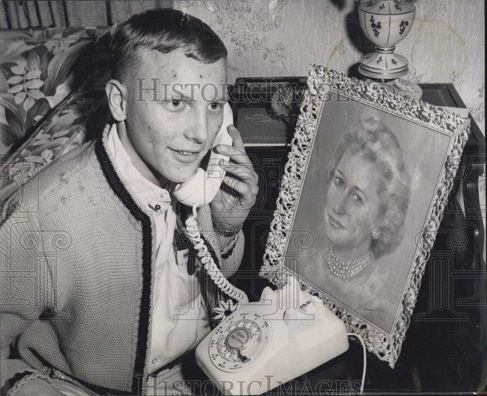 Press Photo Dennis Walczewski Looks At Portrait Of Mother Helen - Historic Images