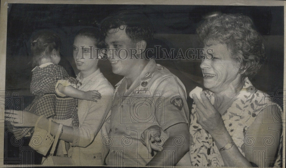 Press Photo 1960&#39;s Army Spec 5 Charles H Randy Lose Of Prichard With Mom - Historic Images