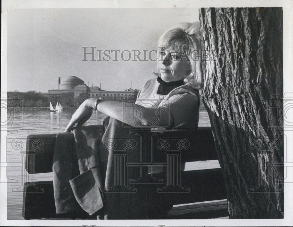 1966 Press Photo Norway Visitor Enjoys Charles River In MA With Bldgs In View - Historic Images