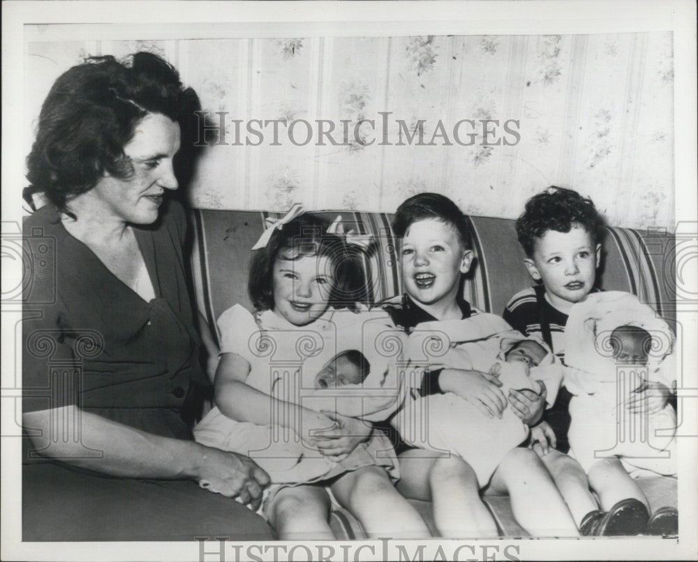 1948 Press Photo Mrs Michael Walker At Home With Her Two Sets Of Triplets - Historic Images