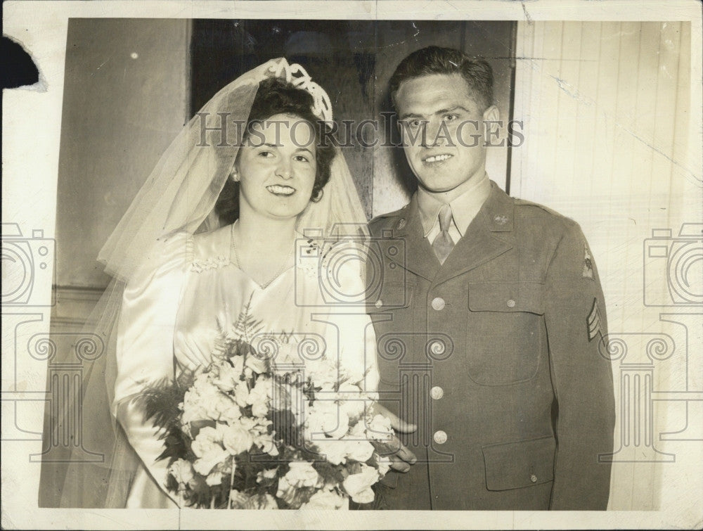 1943 Press Photo Sergt Thomas Sullivan Of S Boston And Bride Katherine Fisherty - Historic Images