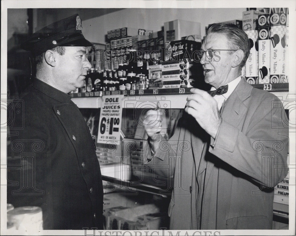 1959 Press Photo Ptl Fred Suplee With Manager Of 1st Nat&#39;l Store Robbed Of 1600K - Historic Images