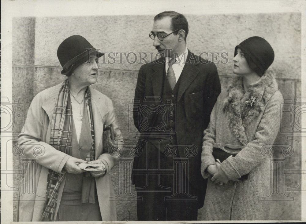 1929 Press Photo Mr Harry Cantor and some fans - Historic Images