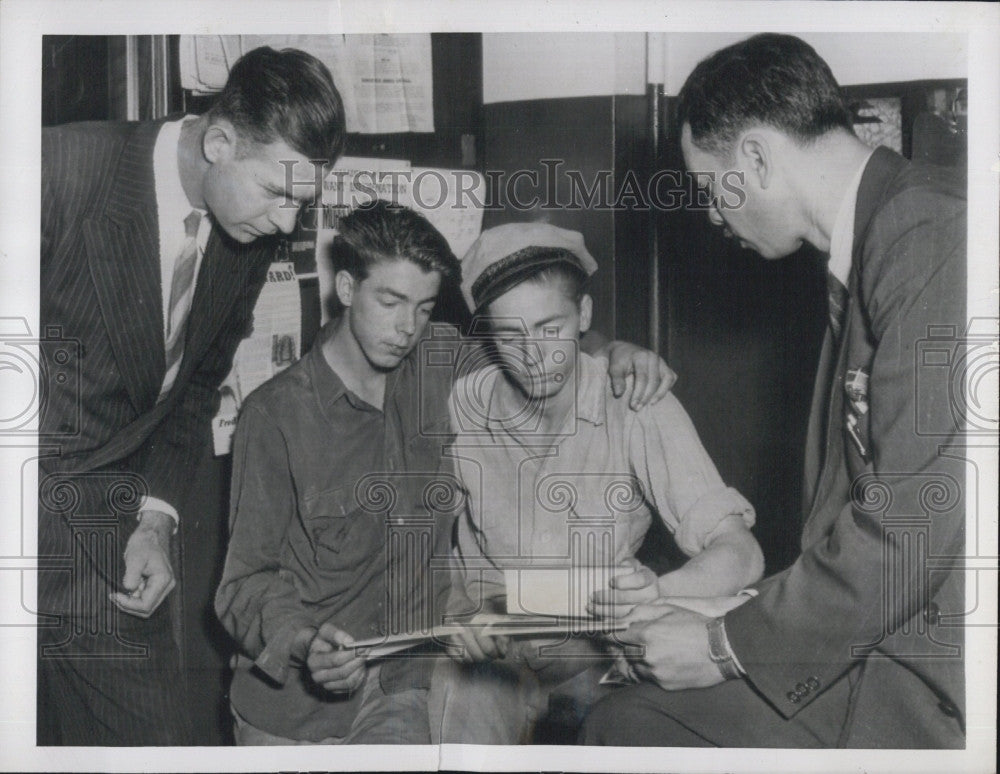 1947 Press Photo Dale Cantrell &amp; brother Cecil at scene where mom died - Historic Images