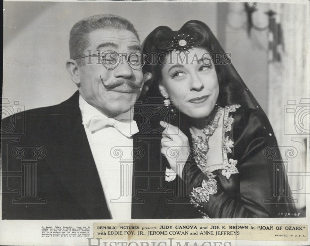 Press Photo Actress Comedienne Judy Canova and Actor Joe E. Brown. - Historic Images