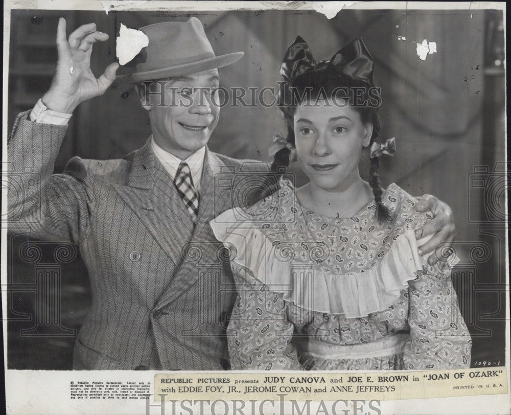 1942 Press Photo Comedienne Judy Canova and Joe E. Brown. - Historic Images