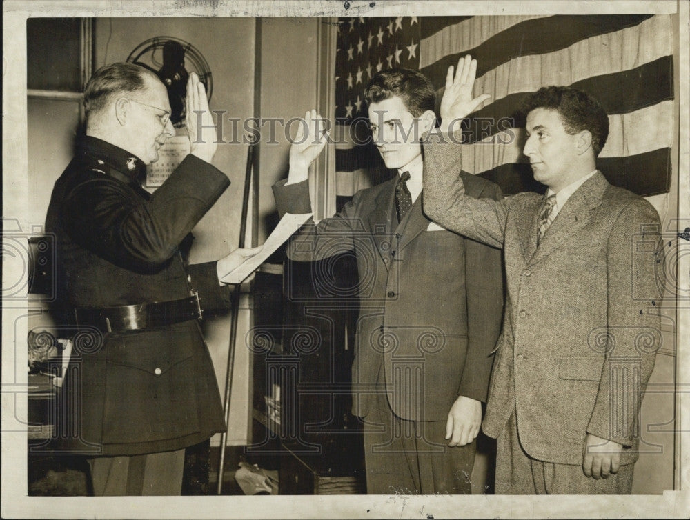 1944 Press Photo Capt HW Bacon swears in JJ Cavanaugh &amp; Edward Nahass - Historic Images