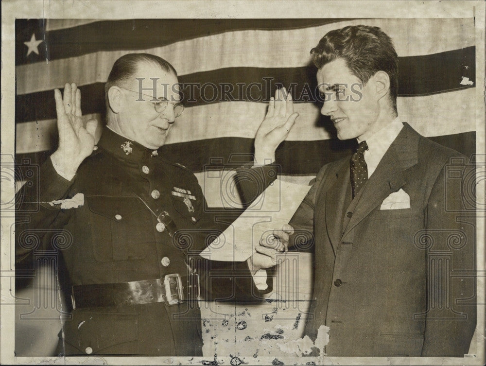 1941 Press Photo Capt HW Bacon USMC swears in JJ Cavanaugh - Historic Images