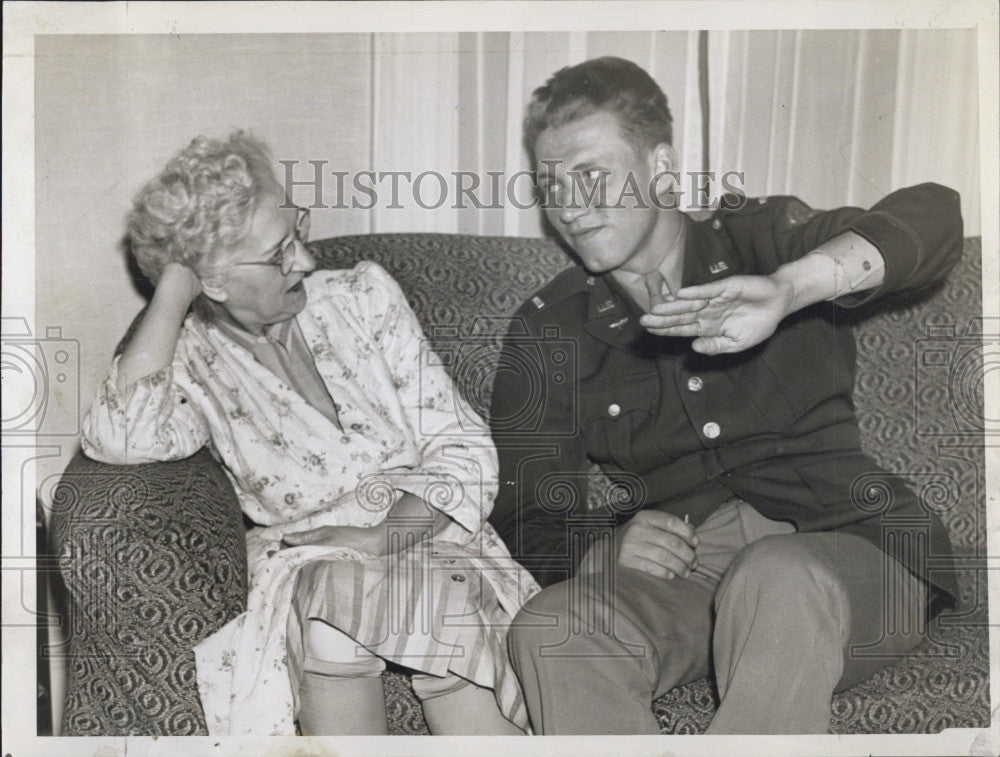 1944 Press Photo Mrs Florence Cavanaugh &amp; son Lt Frank W Jr - Historic Images