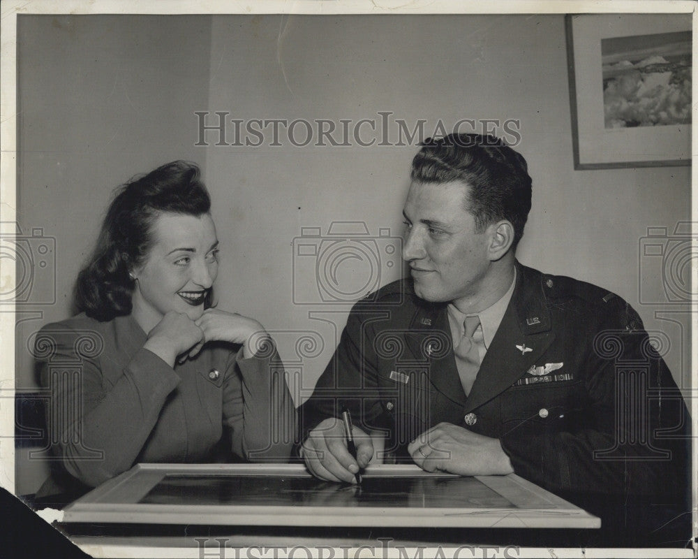 1945 Press Photo Capt Frank J Cavanaugh &amp; bride Ruth Lepper - Historic Images