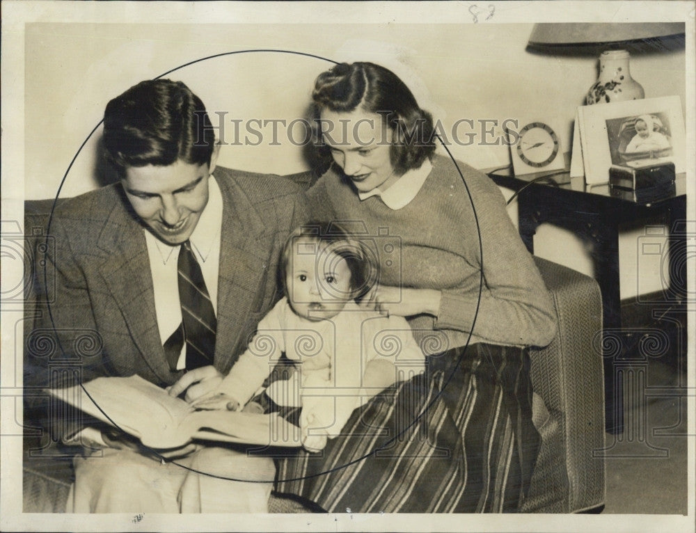 1940 Press Photo Law Student Edward Ginoux With His Family - Historic Images