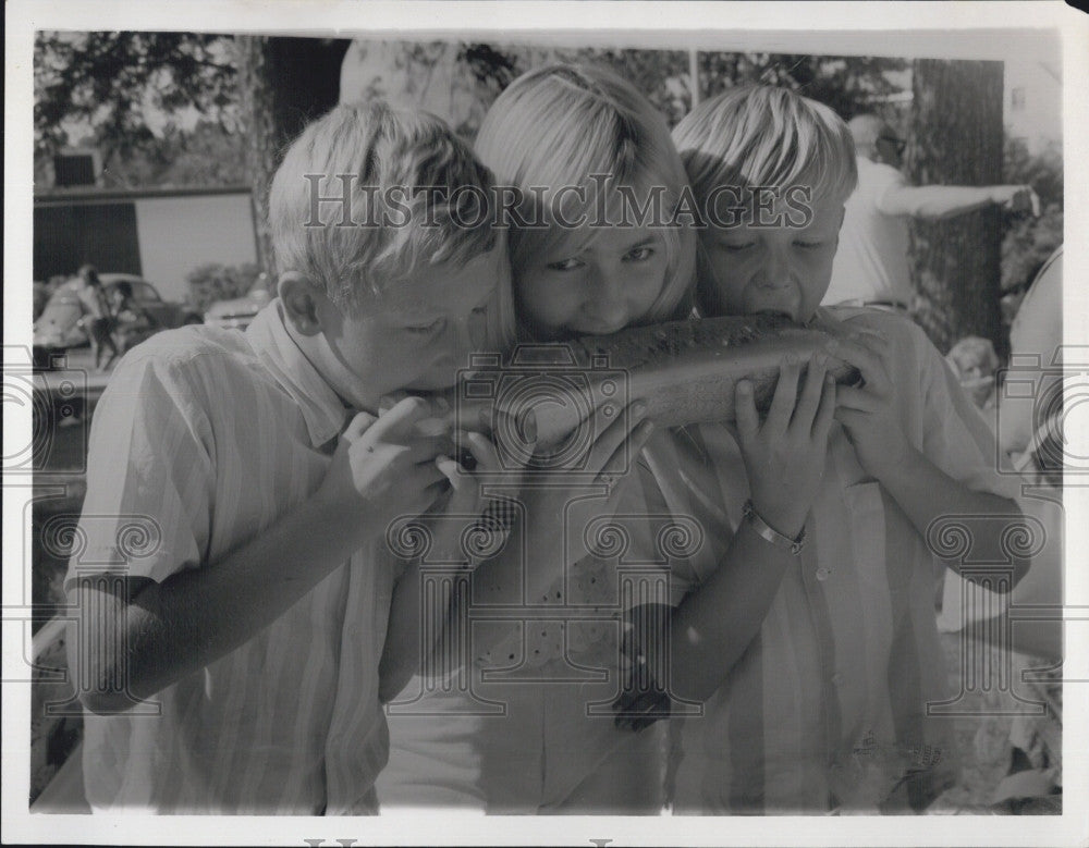 1966 Press Photo Children eating Footlong Hotdog. - Historic Images