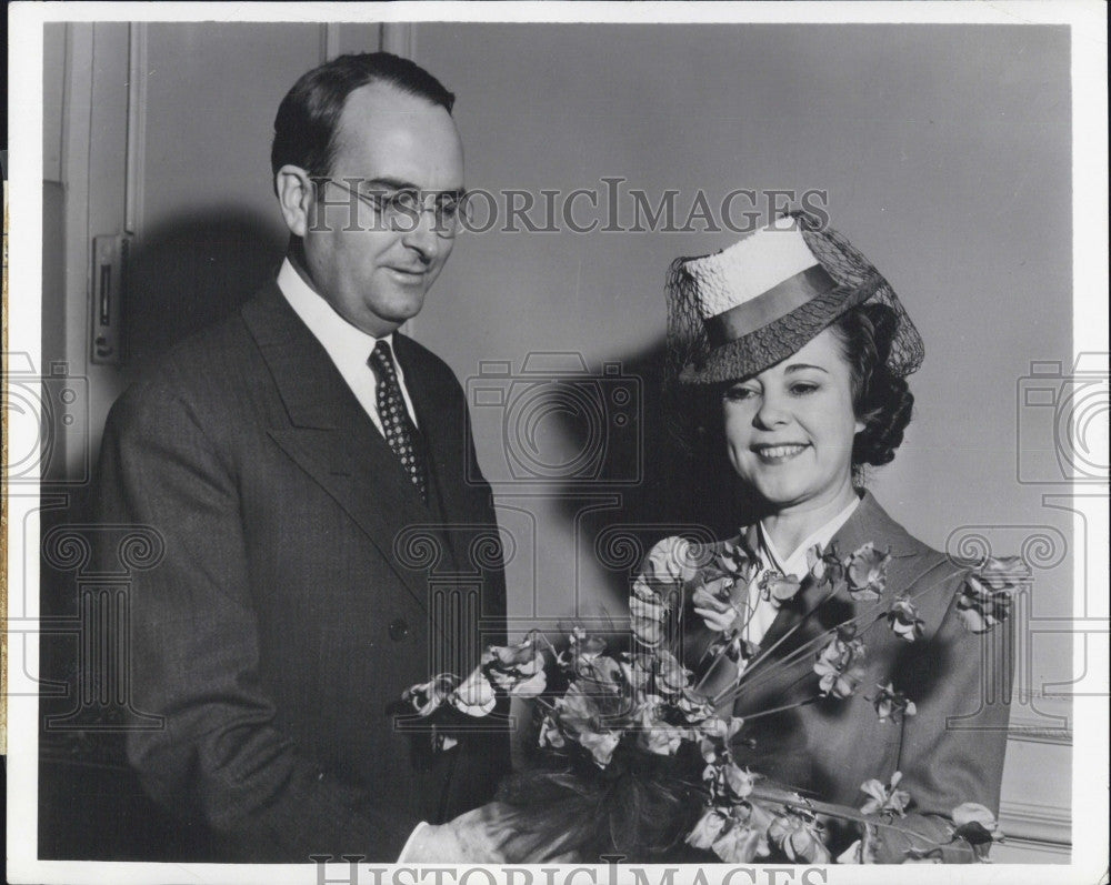 1940 Press Photo Hybridist David Burpee Presents Sweetpeas To Osa Johnson - Historic Images