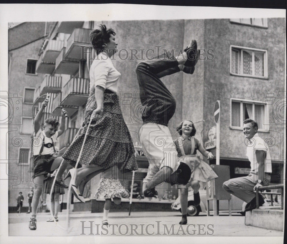 1957 Press Photo West German youngsters playing - Historic Images