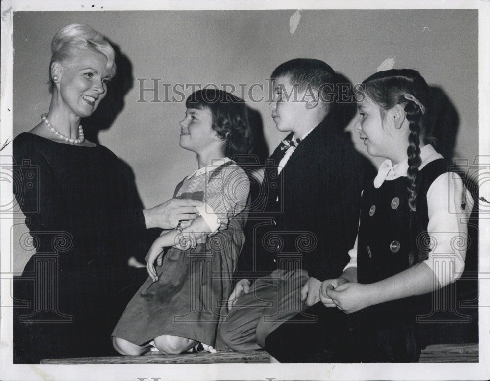 1964 Press Photo Fashion show co-odinator Charlotte Barker &amp; some children - Historic Images