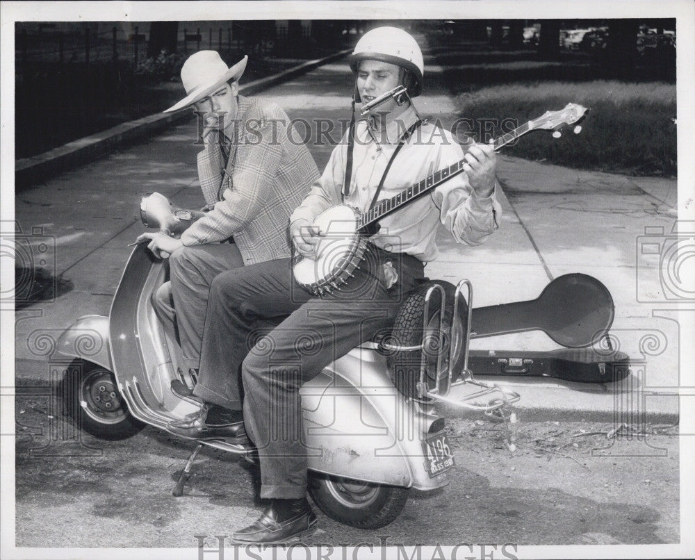 1961 Press Photo Paul Mattick, Singer Shown With Mitch Greenhill - Historic Images