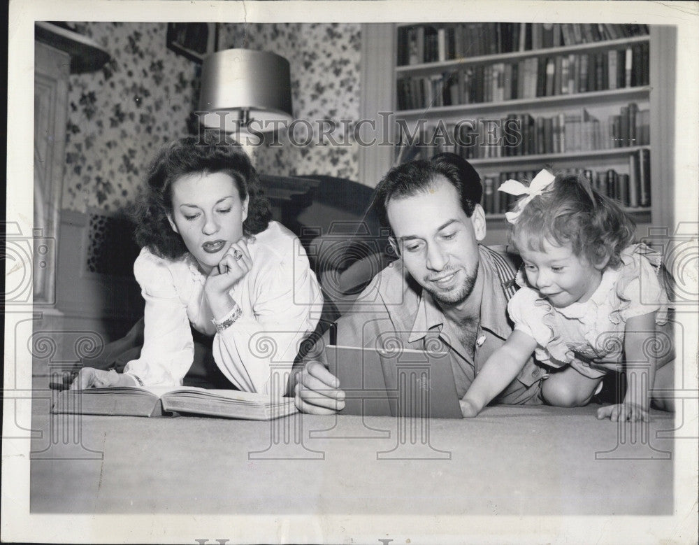 1943 Press Photo Jose Ferrar and Wife in Home With Daughter - Historic Images