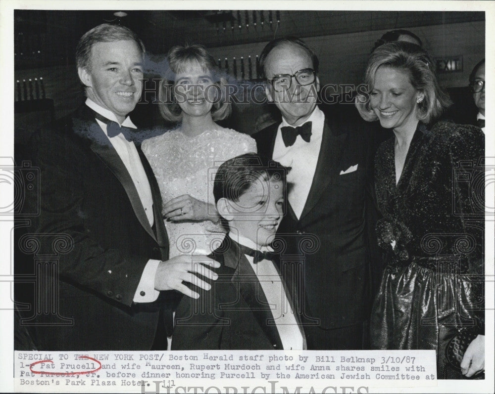 Press Photo Pat Purcell With Wife and Son and Robert Murdoch and Wife at Dinner - Historic Images