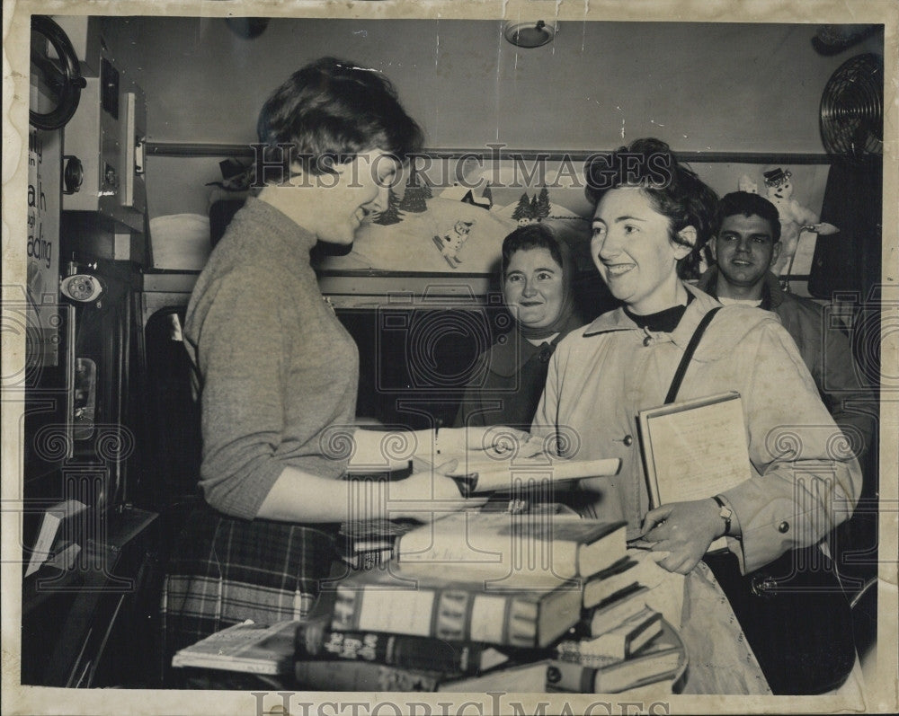 1961 Press Photo Librarian Lorraine Hepburn and Sally Gellar of Dorchester - Historic Images