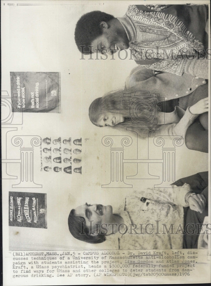 1976 Press Photo Dr David Kraft with students Lise Gordon and Atlas Jones - Historic Images