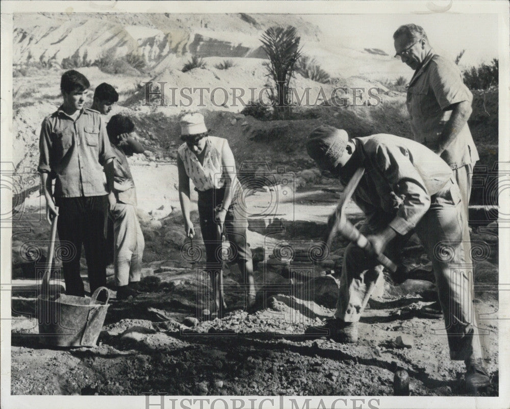 1964 Press Photo Esther Korenthal On Archaeological Dig At Dead Sea - Historic Images