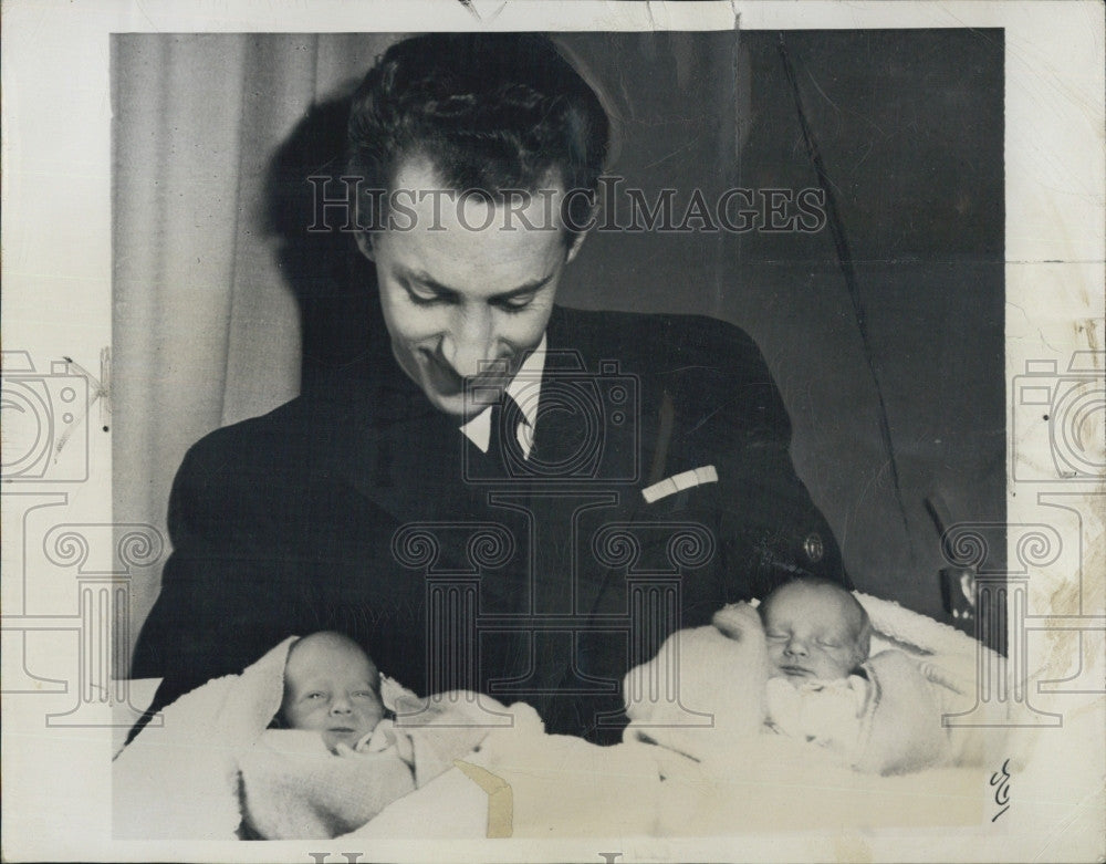 1950 Press Photo Count Fleming of Rosenburg With Twins - Historic Images