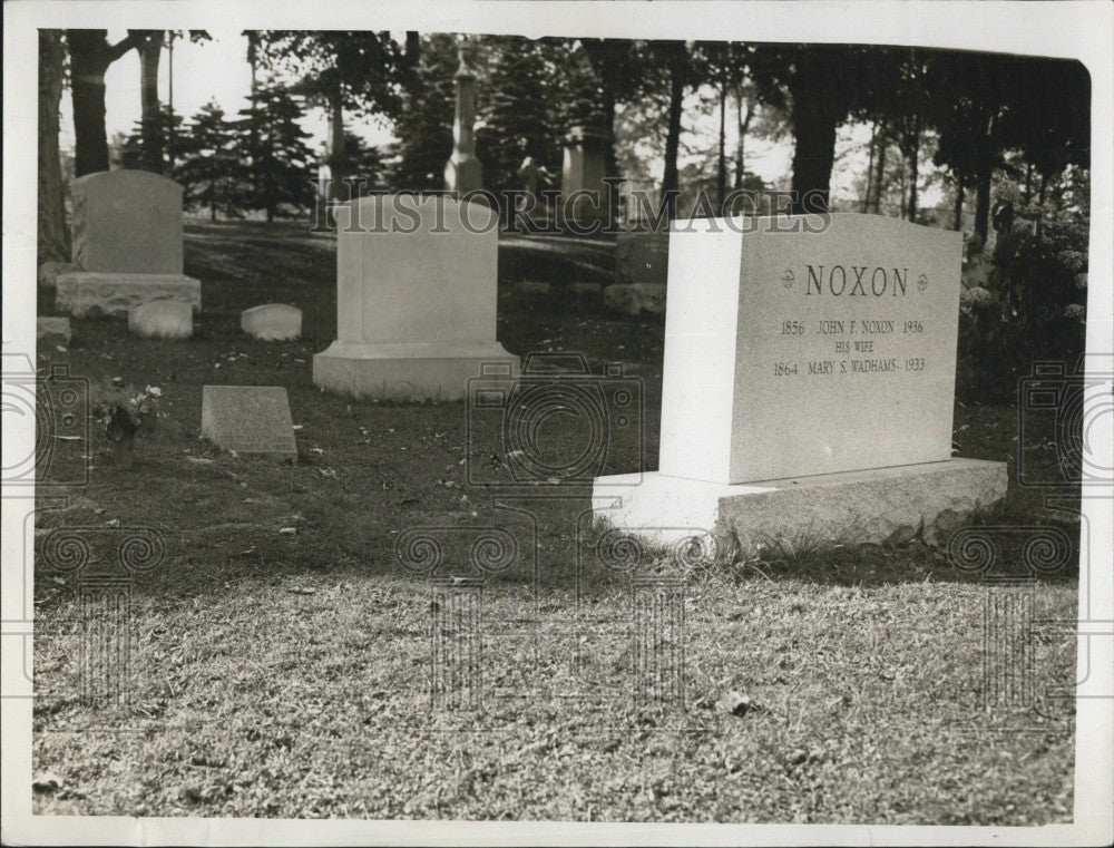 1943 Press Photo Grave of John Noxin, Jr - Historic Images