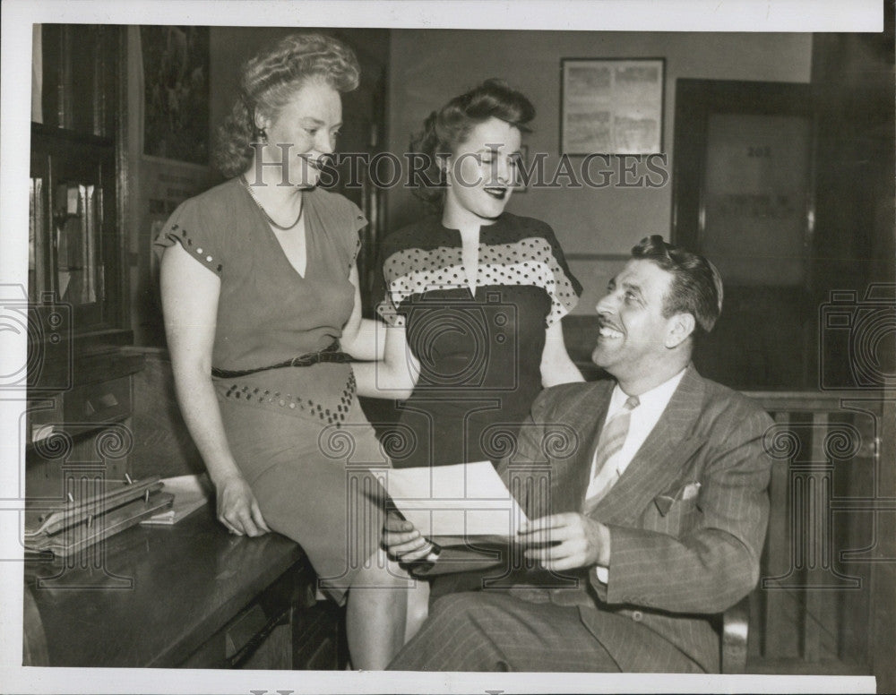 1946 Press Photo Beatrice Grimley, Ruta Lehane in Office of Tony Brown - Historic Images