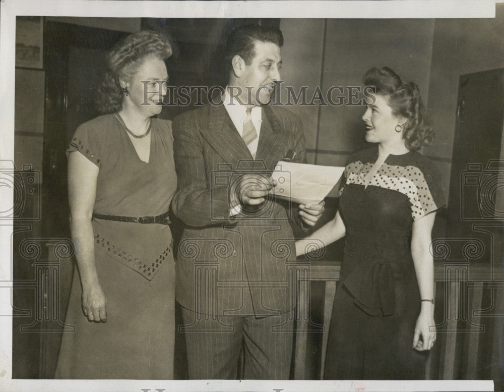 1946 Press Photo Tony Brown talk to to girls about Miss Lawrence Contest - Historic Images