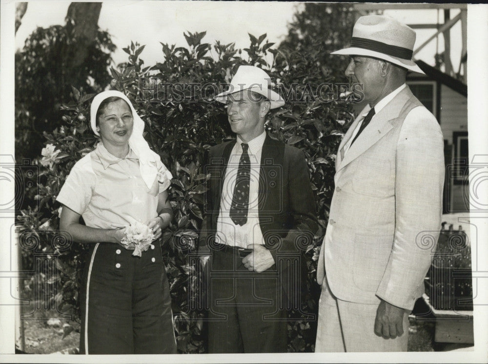 1939 Press Photo Mrs Frances Browning and Gus Lee Harris with sheriff DC Coleman - Historic Images