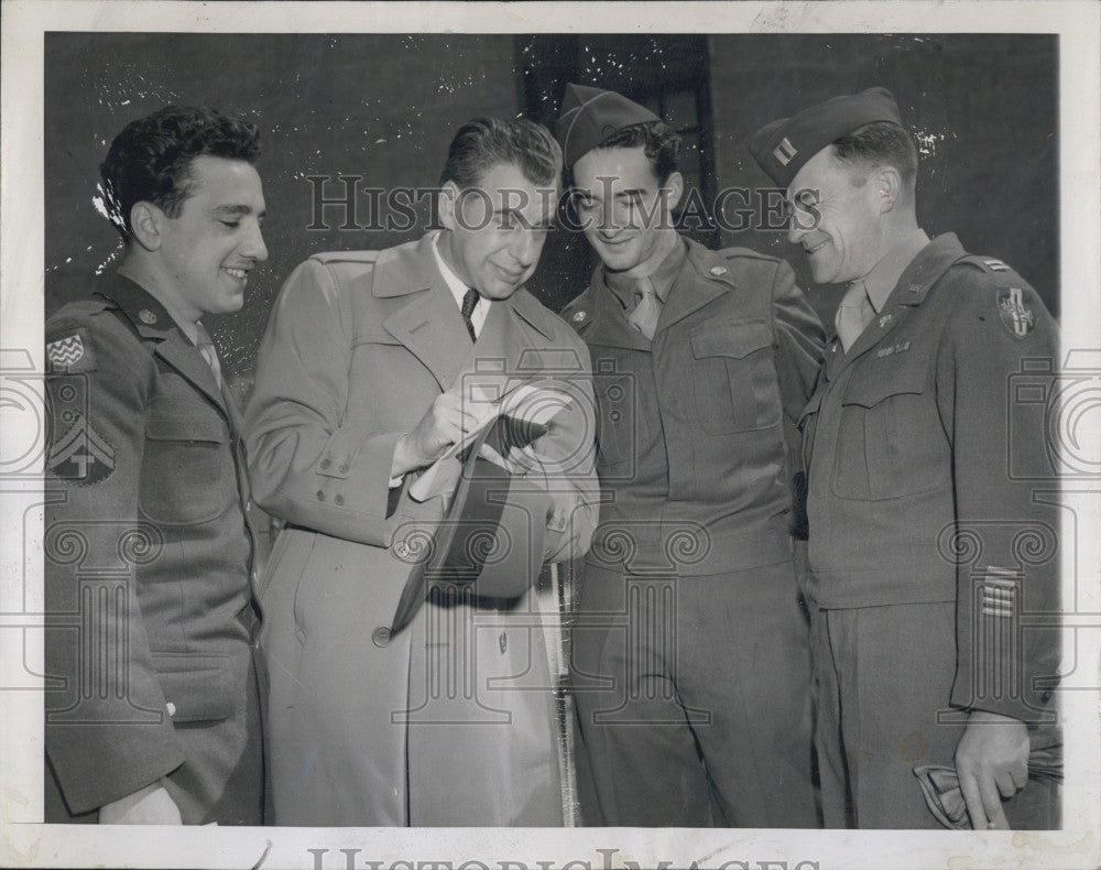 1946 Press Photo Charles Gratke, Editor Of Christian Science Monitor, Meets GI's - Historic Images