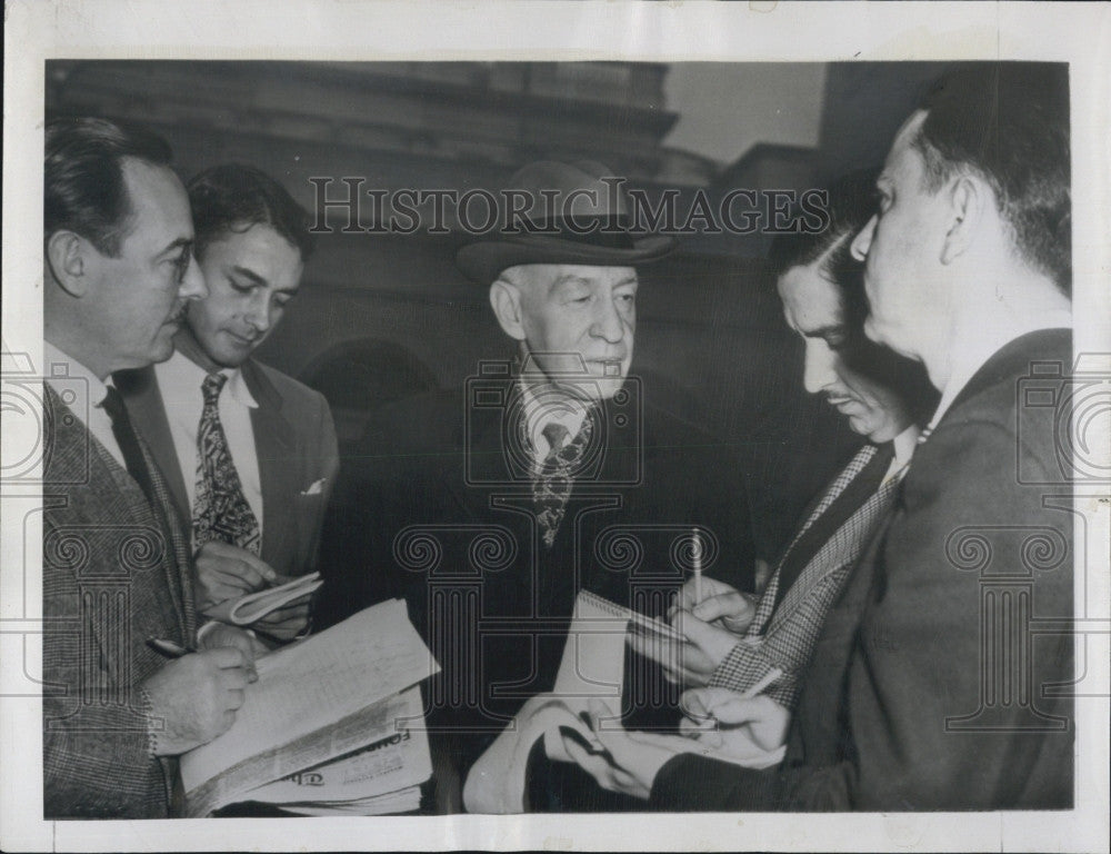 1947 Press Photo Brig. Gen. Frank Hines Talks to Reporters - Historic Images