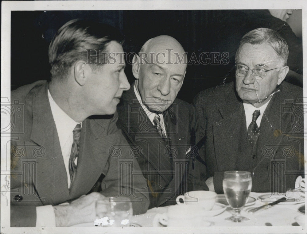 1945 Press Photo Maj Gen Frank Hinds and William Jackson Eat Dinner - Historic Images