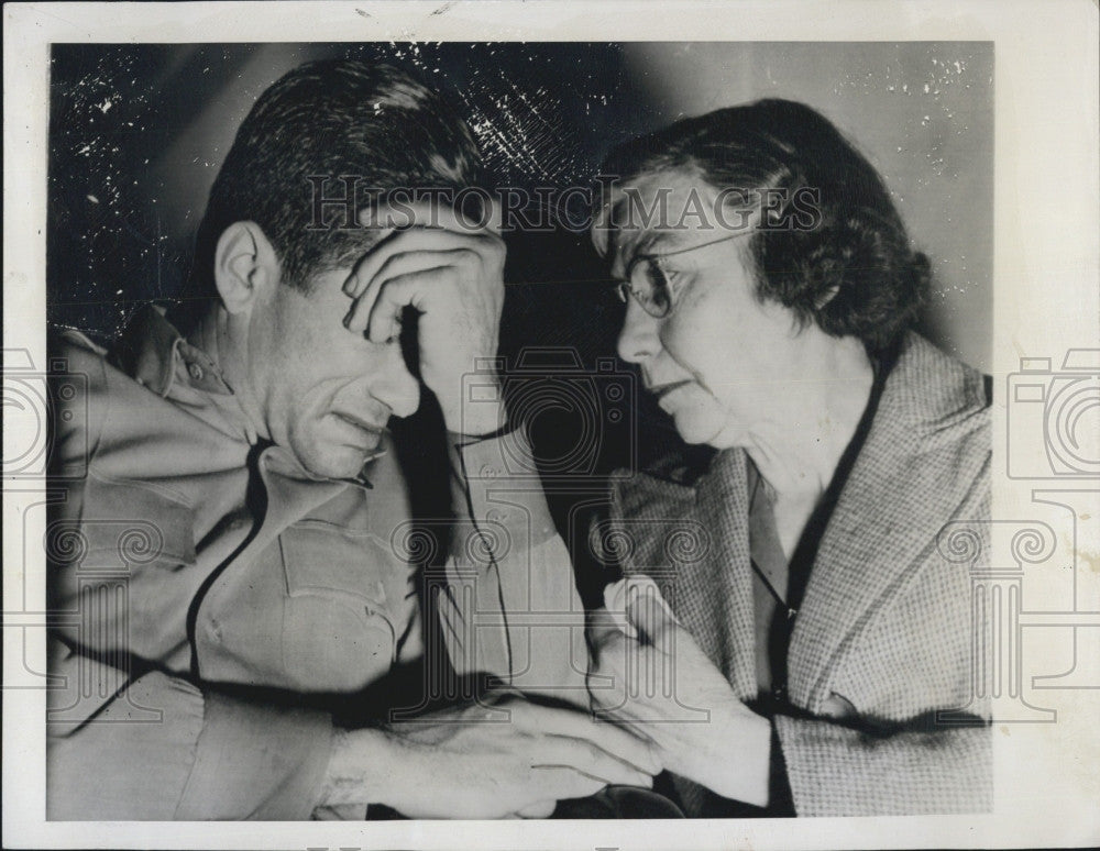 1948 Press Photo Frederick Hines After Shooting of Wife - Shown With Mother - Historic Images