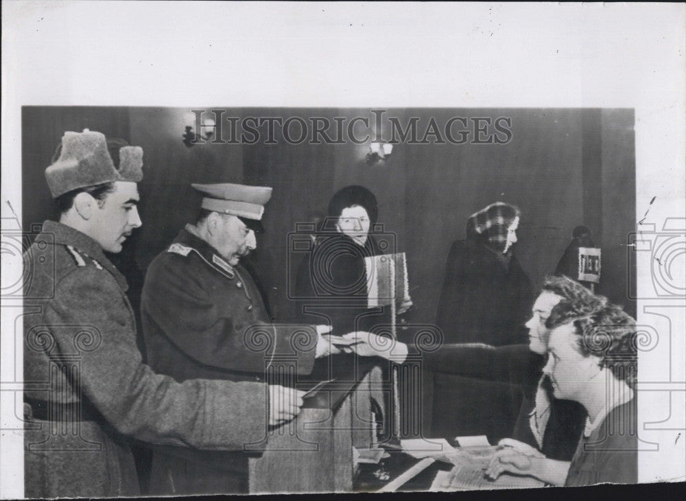 1958 Press Photo Marshal SM Budenny Russia WWII Hero Casts BAllot In Moscow - Historic Images