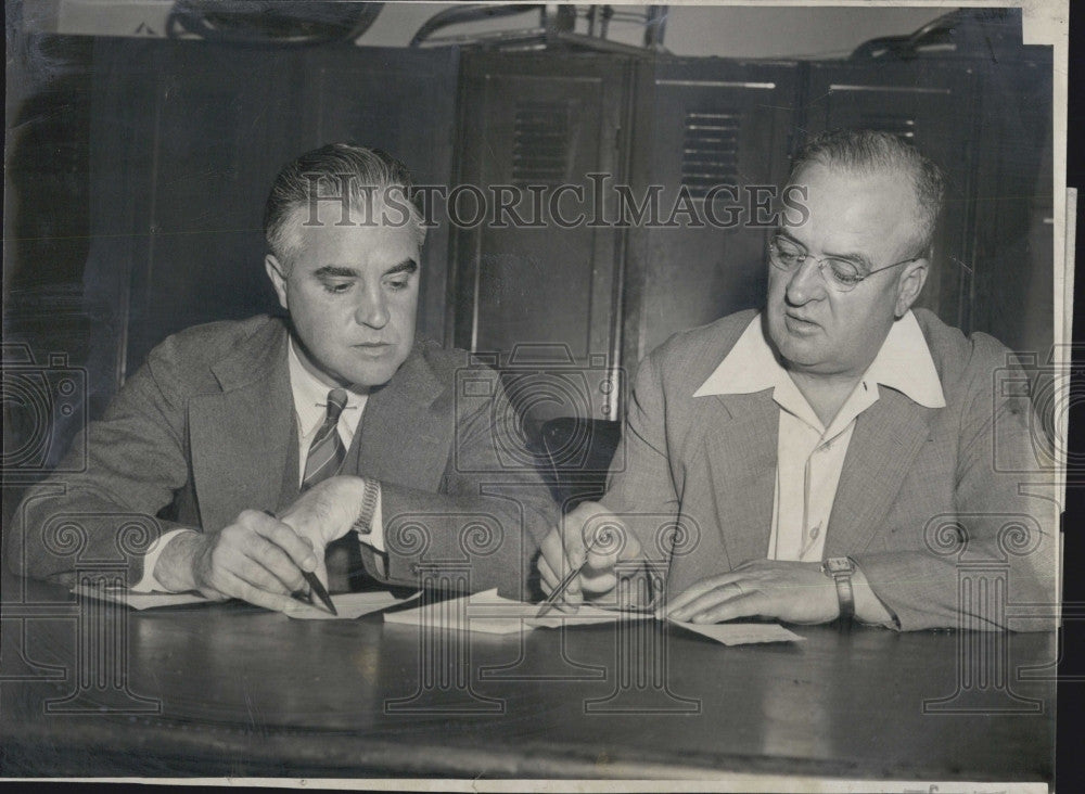 1946 Press Photo DA George Thompson &amp; Capt. John Nelson confers on assault case - Historic Images