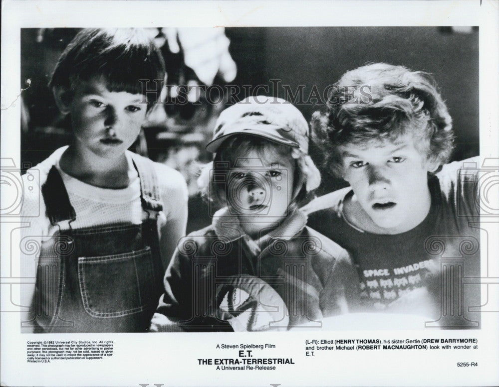 1982 Press Photo Henry Thomas &amp; Brew Barrymore in &quot;E.T.&quot; The Extra-Terrestrial&quot; - Historic Images