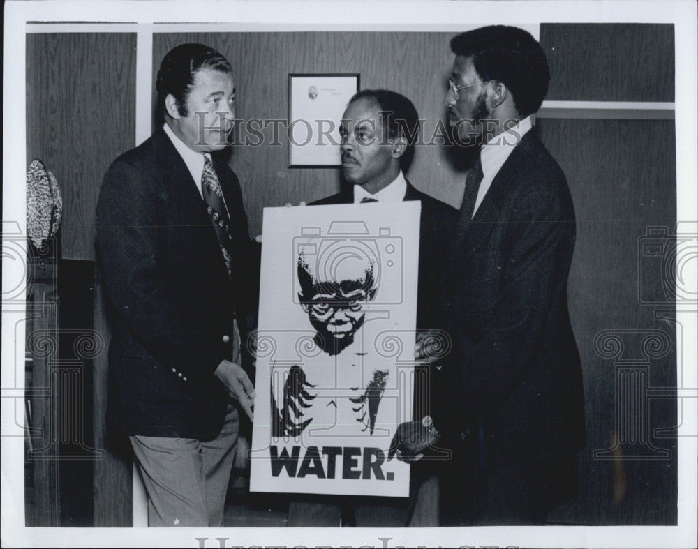 1975 Press Photo Sen. Edward Brooke, Charles Pierce &amp; Rev. John Bryant - Historic Images