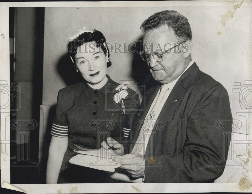 1955 Press Photo The Toochin Case with Mrs. Helen Toochin and her attorney - Historic Images